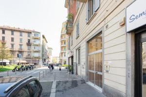 una strada in una città con un edificio di GuestHost - M3 Lodi Tibb-Brenta Comfy Flat a Milano