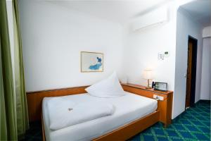 Una cama o camas en una habitación de Hotel Kongress