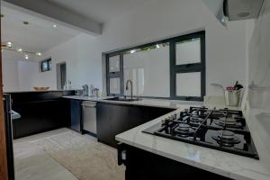 Kuchyň nebo kuchyňský kout v ubytování Seaview villa