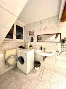 a bathroom with a washing machine and a sink at Geräumige Unterkunft für Familien und Gruppen, mitten in Zirndorf, für 8 Personen in Zirndorf