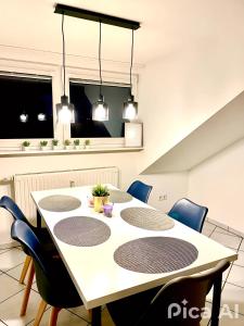 a dining room with a table and chairs at Geräumige Unterkunft für Familien und Gruppen, mitten in Zirndorf, für 8 Personen in Zirndorf +9 photos
