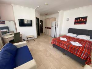 Una habitación grande con una cama y una cocina. en Hotel Alanya, en Alanya