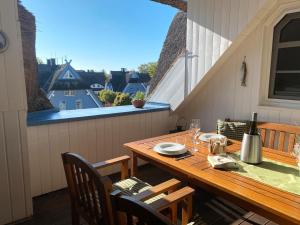 ツィングストにあるWellness-Residenz Wohnung 18の窓付きのバルコニーに木製テーブル