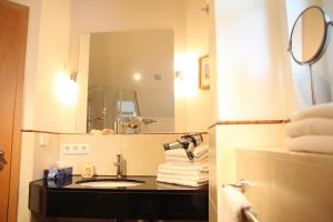 ツィングストにあるWellness-Residenz Wohnung 18の洗面台と鏡のあるバスルーム
