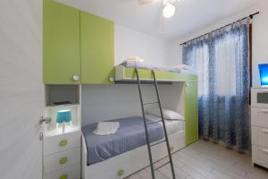 Un dormitorio con una litera con escalera. en Appartamento Dolceluna, en San Vito lo Capo