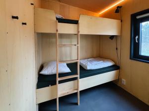 Postel nebo postele na pokoji v ubytování Duurzame cabin, gelegen in de natuur aan zee