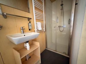 Koupelna v ubytování Duurzame cabin, gelegen in de natuur aan zee