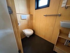 Koupelna v ubytování Duurzame cabin, gelegen in de natuur aan zee + 14 fotografií