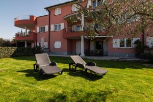 En have udenfor Premium Two Bedroom Apartment Burin 100 by Locap Group