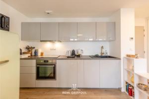 Η κουζίνα ή μικρή κουζίνα στο Magical Rooftop Views Historic City Center 2 guests