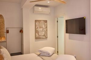 TV a/nebo společenská místnost v ubytování INNER Hostal Es Molí