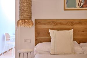 Postel nebo postele na pokoji v ubytování INNER Hostal Es Molí