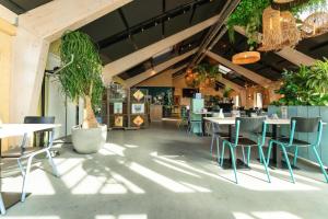 Restaurace v ubytování Duurzame cabin, gelegen in de natuur aan zee