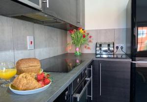 eine Küche mit einem Teller mit Lebensmitteln und einem Glas Orangensaft in der Unterkunft Primrose Valley Bungalow in Filey