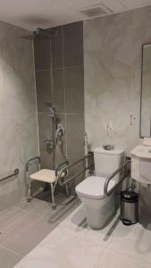 un baño con inodoro y lavabo en Glamour Inn AL Nuzha -جلامور ان النزهة, en Yeda