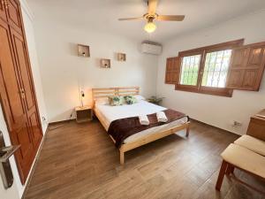 A bed or beds in a room at Villa Lucía - Benalmádena Costa