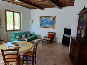 ein Wohnzimmer mit Sofa und Tisch in der Unterkunft Agriturismo La Manonera in Montepulciano