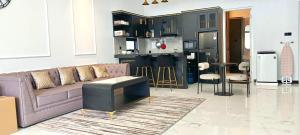 a living room with a purple couch and a kitchen at Classic Resort Puncak in Campaka
