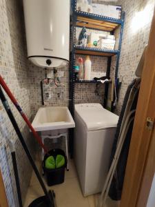 Un baño pequeño con inodoro y lavabo. en Apartamento con vistas al mar y parking, en Palamós