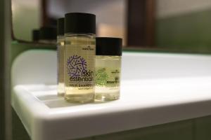due bottiglie di sapone appoggiate sul lavandino del bagno di Haniotis Studios a Faliraki Altre 52 foto