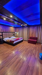 Postel nebo postele na pokoji v ubytování Hotel Sonamarg Palace