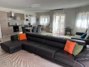 Eldhús eða eldhúskrókur á Cozy, Spacious 3 Bedroom Maisonette, 6 to 9 ppl, 1 min walk from Seafront
