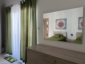 Rúm í herbergi á Cozy, Spacious 3 Bedroom Maisonette, 6 to 9 ppl, 1 min walk from Seafront