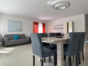 Setusvæði á Cozy, Spacious 3 Bedroom Maisonette, 6 to 9 ppl, 1 min walk from Seafront
