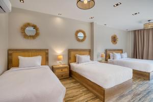 A bed or beds in a room at Beyond Pyramids View