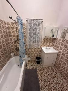 Koupelna v ubytování Triple Room in Great Earlwood Location Perfect for Travellers - EW4