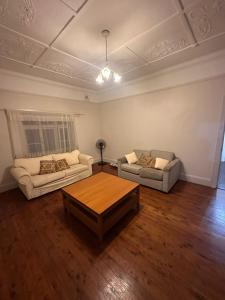Posezení v ubytování Triple Room in Great Earlwood Location Perfect for Travellers - EW4