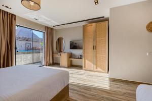 A bed or beds in a room at Beyond Pyramids View