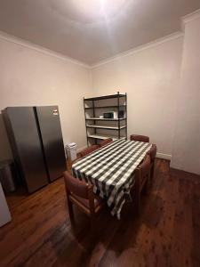 Postel nebo postele na pokoji v ubytování Triple Room in Great Earlwood Location Perfect for Travellers - EW4