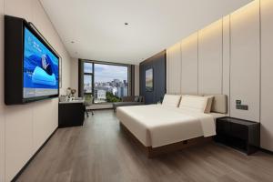 Rúm í herbergi á Atour Hotel Tianjin Tiankai Huayuan Industrial Park