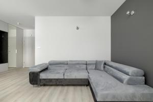 扎科帕内Comfortable Apartments in the Centre of Zakopane with Parking, SPA & Gym by Noclegi Renters的一间白色客房内的客厅,客厅内配有灰色沙发