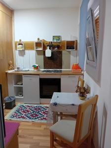 kuchnia ze stołem i małym stołem oraz kuchnia w obiekcie D,apartman w mieście Omišalj