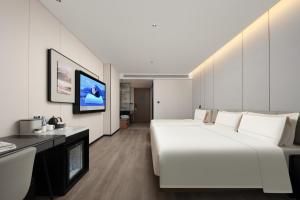 Sjónvarps- og/eða afþreyingartæki á Atour Hotel Tianjin Tiankai Huayuan Industrial Park