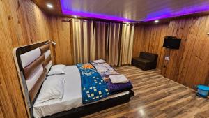 Postel nebo postele na pokoji v ubytování Hotel Sonamarg Palace