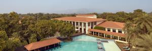 阿利鲍格Taj Alibaug Resort & Spa, Maharashtra的带游泳池的酒店的鸟瞰图