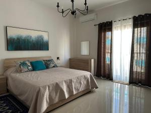 Rúm í herbergi á Cozy, Spacious 3 Bedroom Maisonette, 6 to 9 ppl, 1 min walk from Seafront
