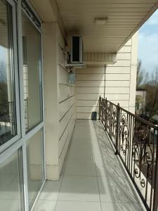 porche de una casa con balcón en DDHotel, en Almaty