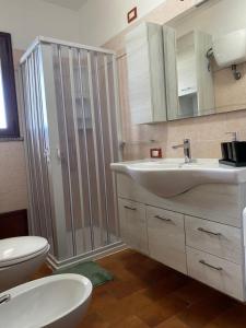 サンタンナ・アッレージにあるSax's houseのシャワー、洗面台、トイレ付きのバスルーム +9枚の写真