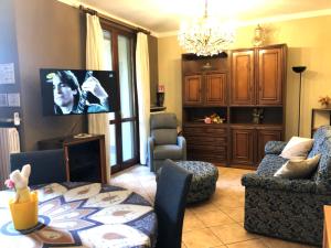 a living room with a couch and a tv at Casa Caterina in Cisano Bergamasco +31 photos