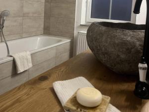 Bilik mandi di Ferienwohnung Kleines Paradies mit privater Sauna +36 gambar