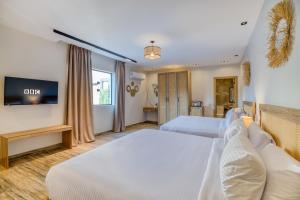 A bed or beds in a room at Beyond Pyramids View