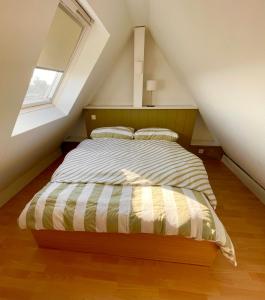 una camera da letto con letto in mansarda di Apartment über 2 Etagen nahe BVB-Stadion und Westfalenhallen a Dortmund