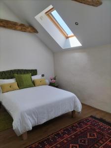 una camera con letto bianco e lucernario di Just be holidays France a Saint-Gouéno Altre 32 foto