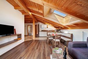 una sala de estar con un sofá y una mesa en Bergbauernhof Zeppenhof, en Santa Valpurga
