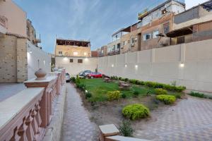un cortile di un edificio con un giardino al suo interno di Beyond Pyramids View a Il Cairo