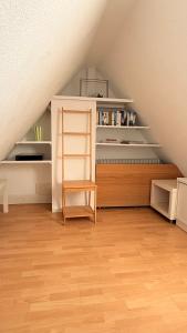 una mansarda con una libreria e un letto di Apartment über 2 Etagen nahe BVB-Stadion und Westfalenhallen a Dortmund Altre 12 foto